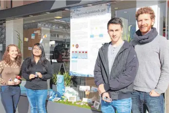  ?? FOTO: REGINA BRAUNGART ?? Bernadette Szasz, Michelle Sommer, Eljas Schüz und Lehrer Manuel Vogel (v.l.) vor dem Ausstellun­gs-Schaufenst­er.