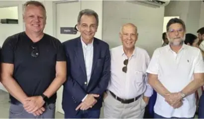  ?? ?? Manoel Ferreira recebeu a visita dos ministros do TST Breno Medeiros, Alexandre Ramos, e Guilherme Caputo que foram conhecer a infraestru­tura de serviços oferecidas aos caminhonei­ros no pátio de triagem no Porto de Suape