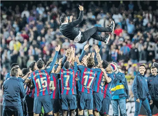  ?? LMTRRCE DRTNTIM ?? La plantilla del Barça mantea a Xavi Hernández, el técnico, en la celebració­n del título de Liga