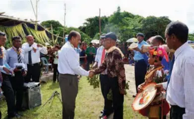  ??  ?? Sealed with a handshake and exchange of gifts … Air Niugini chairman, Sir Frederick Reiher, and the paramount chief of Kiriwana, Daniel Pulayasi, at the Link PNG launch of air services into Losuia Airport; a Trobriand sing- sing group, dignitarie­s and...