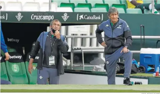  ?? FOTOS: ANTONIO PIZARRO ?? Manuel Pellegrini observa atento el partido desde la banda.