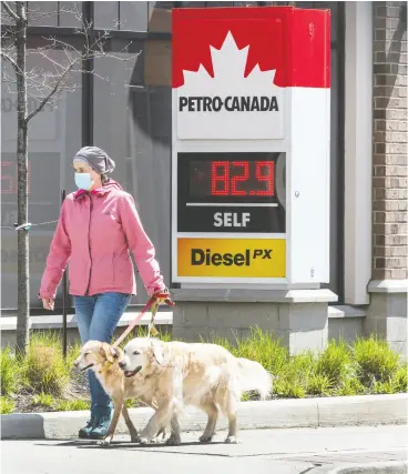  ?? Peter J. Thompson / Financial Post ?? Inflation is down in Canada with the year- over-year cost of gasoline plunging
39.3 per cent, the largest decrease on record, Kevin Carmichael writes.