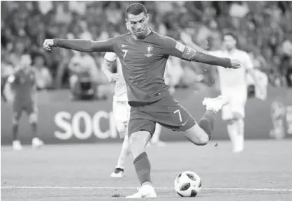  ?? Foto: Sebastião Moreira (Efe) ?? Ronaldo, lanzando ayer el penalti que fue el primer gol del partido.