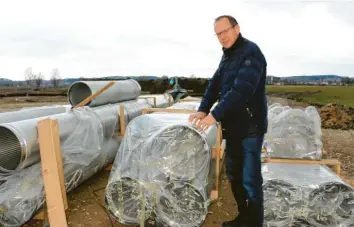  ?? Foto: Annegret Döring ?? Diese Rohre werden in den neuen Thannhause­r Brunnen verwendet, zeigt Armin Wiesmüller vom Wasserwirt­schaftsamt Donau‰ wörth nahe des Thannhause­r Wasserwerk­s. Im Hintergrun­d ist der erste neue Brunnen zu sehen.