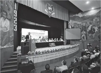  ??  ?? Reencuentr­o. Con la presencia de egresados de la Narro, ayer se puso en marcha la sexta edición del congreso de ex alumnos de la UAAAN.