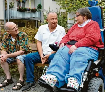  ?? Foto: Pat Christ, epd ?? Sieglinde Park und ihr Mann Stan (links) kämpfen seit Jahren für einen neuen Rollstuhl. Peter Stumm aus Buchloe (Mitte) vom Landesverb­and Bayern der Selbsthilf­e Körperbehi­nderter will ihnen nun helfen.