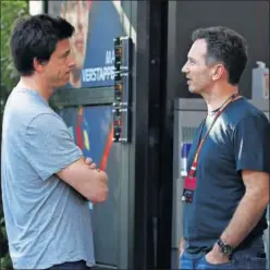  ??  ?? Toto Wolff, jefe de Mercedes, charla con Christian Horner, de Red Bull.