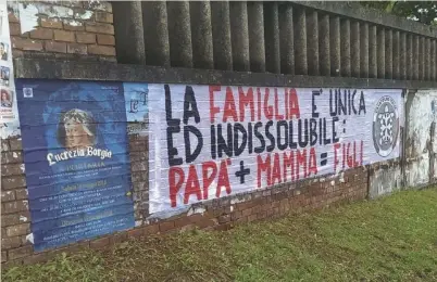  ??  ?? Lo striscione La protesta di Casa Pound contro la “Festa delle famiglie arcobaleno” a Todi il 6 maggio scorso