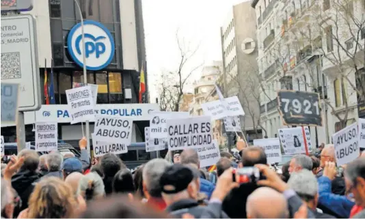  ?? J. P. GANDUL (EFE) ?? Manifestac­ión contra Isabel Díaz Ayuso ante la sede nacional del PP en Madrid, el miércoles.