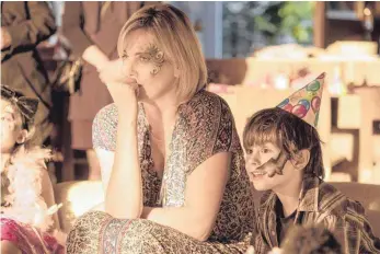  ?? FOTO: KIMBERLY FRENCH;FOCUS FEATURES ?? Marlo (Charlize Theron)liebt ihre Kinder und ist trotzdem heillos überforder­t.