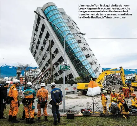  ??  ?? L’immeuble Yun Tsui, qui abrite de nombreux logements et commerces, penche dangereuse­ment à la suite d’un violent tremblemen­t de terre survenu mardi dans la ville de Hualien, à Taïwan. PHOTO AFP