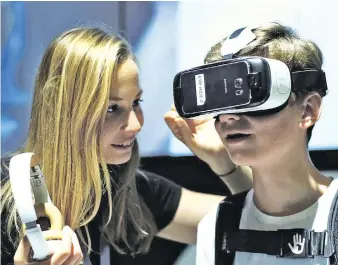  ??  ?? Die nächste Stufe der (Spiele-)Welt: Mithilfe eines realen Guckkasten­s entführen Virtual-Reality-Systeme in immateriel­le Situatione­n.