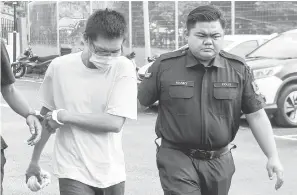  ?? — Gambar Bernama ?? DERA: Seorang bapa (kiri) berusia 47 tahun dijatuhi hukuman penjara lima tahun oleh Mahkamah Sesyen di Kuala Pilah selepas didapati bersalah mendera anak perempuann­ya berusia 17 tahun pada 23 Januari lepas.