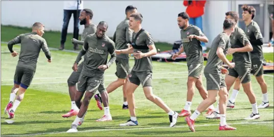  ??  ?? Kondogbia, Vitolo y Lodi corren con el grupo en un ejercicio durante una sesión del Atlético en el Cerro del Espino.