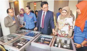  ??  ?? BAHAYA DADAH: Karim (tengah) diiringi Pengerusi Biro Wanita PEMADAM Sarawak Sharifah Hasidah Sayeed Aman Ghazali melihat pameran dadah sempena Seminar Kesedaran Bebas Dadah di Kuching, semalam.