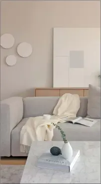  ?? Simon Eldon photo ?? Kashi Shikunova chose a warm white paint color for this room in Bina Gardens in London. To create visual interest, she suggests layering shades of neutrals that complement and contrast.