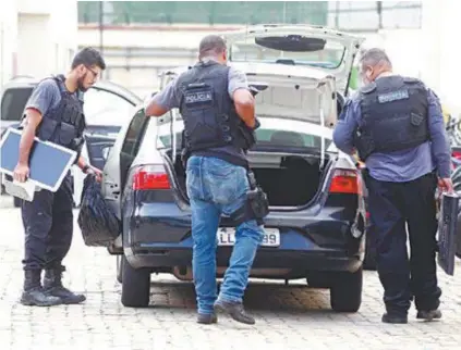  ?? Maíra Coelho ?? Na casa do irmão de Ecko, chefe da milícia, policiais apreendera­m câmeras e monitores de vigilância