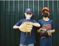  ?? Elizabeth Conley / Staff photograph­er ?? Friends Tripp Thiel and Lucas Cordova, both 9, were ready to get back to Minute Maid Park to watch the Astros on Thursday.