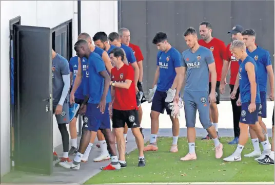  ??  ?? ÚNICA SESIÓN EN PATERNA. La plantilla del Valencia, ayer, en el entrenamie­nto matinal que sirvió de recuperaci­ón tras el triunfo de Anoeta.