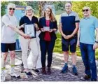  ?? Foto: Tobias Fröhner ?? Anlässlich zehn Jahre Albtäler-radweg war Verkehrsmi­nister Winfried Hermann (rechts) auf die Alb gekommen.