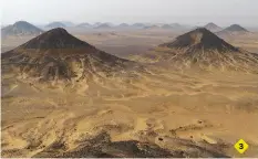  ??  ?? 1. Il tempio di Wadi el Sebua, nella valle dei Leoni, sulle rive del lago Nasser.
2. Le “sculture” naturali chiamate l’Albero e la gallina, nel Deserto Bianco.
3. Le montagne di origine vulcanica del Deserto Nero, a breve distanza dall’oasi di Bahariya.