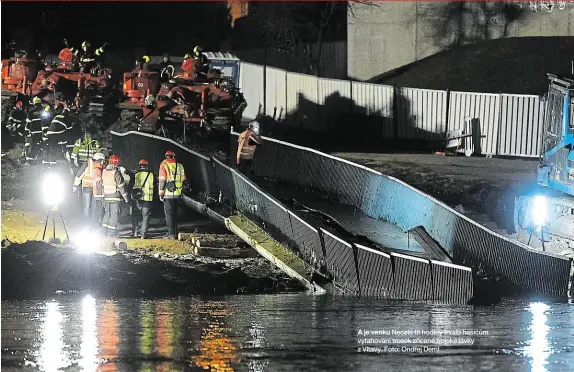  ??  ?? A je venku Necelé tři hodiny trvalo hasičům vytahování trosek zřícené trojské lávky z Vltavy. Foto: Ondřej Deml