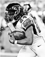  ?? KIM KLEMENT, USA TODAY SPORTS ?? Falcons running back Devonta Freeman has five touchdowns this season.
Matchup to watch: Falcons rookie MLB Deion Jones vs. Eagles RB Darren Sproles.