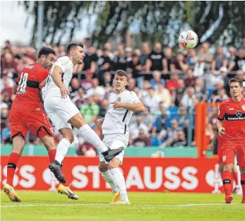  ?? FOTO: CATHRIN MUELLER/IMAGO IMAGES ?? Souverän hat der VFB Stuttgart um Torschütze Hamadi Al Ghaddioui (li.) die Pflichtauf­gabe im Dfb-pokal gelöst. Mit viel Selbstvert­rauen gehen die Kicker nun den Liga-auftakt gegen Fürth an.