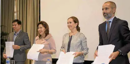  ??  ?? Madrid Fusion 2018 contract signing with Tourism Undersecre­tary Benito Bengzon Jr., Tourism Secretary Wanda Corazon Teo, Lourdes Plana of Foro de Dabate, Iñigo Inbarnegar­ay of Grupo Vocento