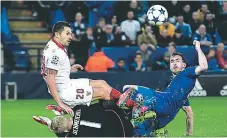  ??  ?? VIOLENTO. El portero del Leicester Kasper Schmeichel le comete falta penal a Vitolo, del Sevilla.