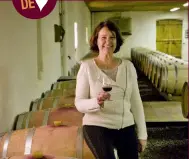  ??  ?? Véronique Cochran propose des visites de son château sur le thème de la biodynamie.