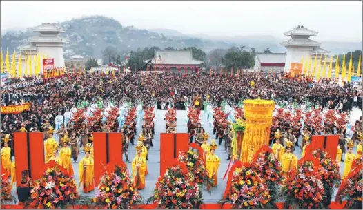  ?? LU SHENGFEI / FOR CHINA DAILY ?? Performers and the public listen to a speech during the Yellow Emperor Memorial Ceremony held last year in Huangling county, Northwest China’s Shaanxi province.