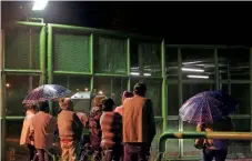  ??  ?? El miércoles pasado familiares de reclusos esperaban noticias de los internos en el exterior del reclusorio de Cadereyta.