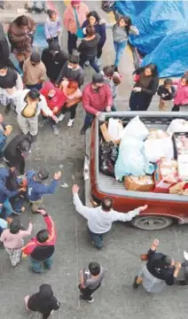  ?? REUTERS ?? Migrantes recibiendo ayuda alimentari­a en Tijuana