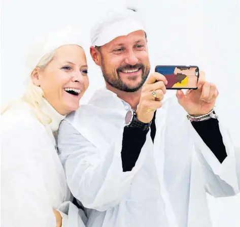  ?? FOTO: VEGARD WIVESTAD GRØTT, NTB SCANPIX ?? Vi tar bilder av oss selv, alene eller sammen med kjente eller kjendiser, til og med kjendiser tar selfie av seg selv, her kronprins Haakon og kronprinse­sse Mette-Marit på iskremfabr­ikken Kulinaris.