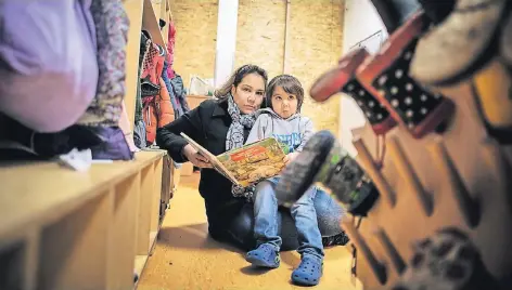  ?? RP-FOTO: RALPH MATZERATH ?? „Warum sind wir jetzt alleine?“: Der Sohn von Hayfa Gahtar will endlich in seinen angestammt­en Kindergart­en zurück.