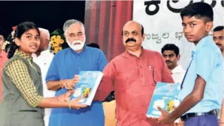  ?? ?? CHIEF MINISTER Basavaraj Bommai (right) and Minister of Primary & Secondary Education B.C. Nagesh distributi­ng textbooks at Tumakuru. Nagesh said the textbooks had been revised to “teach real history”.