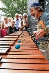  ??  ?? Ein Musiker spielt beim Straßenmus­ikfestival Fête de la Musique in Gera.