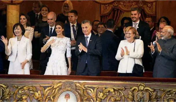  ??  ?? Hasta las lágrimas. Desde el palco principal y rodeado de su esposa, Mauricio Macri no contuvo la emoción y lloró como un chico cuando al final del espectácul­o “Argentum”, los artistas vibraron con el tradiciona­l “¡Argentina, Argentina!”.