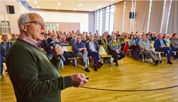  ?? Foto: Markus Brandhuber ?? Der Vortrag von Pfarrer Michael Rau über die Kelten auf dem Härtsfeld musste wgen hoher Nachfrage vom Alten Schulhaus in die Gemeindeha­lle in Nattheim verlegt werden.