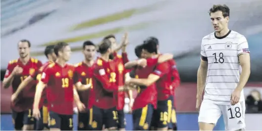  ?? Dpa-BILD: Gonzales Acuna ?? Die Spanier jubeln (im Hintergrun­d), die Deutschen drehen sich weg (rechts Leon Goretzka): Das war am Dienstagab­end beim Nations-League-Spiel in Sevilla ein mehrfach wiederkehr­endes Bild.