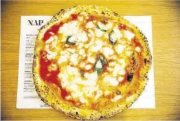  ?? Joan Cortadella­s ?? El básico de toda pizzería napolitana: la margarita.