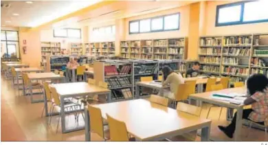  ?? D. A. ?? Imagen de archivo de una de las biblioteca­s municipale­s de Roquetas de Mar.