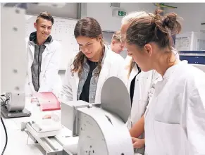  ?? FOTO: NEANDERLAB ?? Ronja und Benita vom Konrad-Heresbach-Gymnasium Mettmann experiment­ieren im Neanderlab.