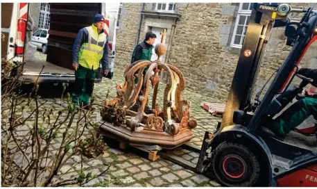  ??  ?? Le chargement de la chaire de Donnay a eu lieu mardi 6 février : celle-ci va retrouver sa place dans son église d’origine.