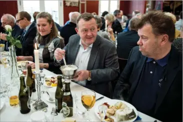  ?? FOTO: MORTEN STRICKER ?? Lars Løkke Rasmussen har tidligere vaeret i stormvejr på baggrund af donationer fra de såkaldte kvotekonge­r. Her ses han til nytårskur med storfisker­en John Anker Hametner.