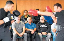  ?? Picture / Photosport ?? Joseph Parker had a light training session yesterday in front of friends and family, including father Dempsey (right, with glasses).