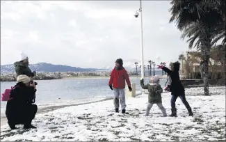  ?? (Photo Patrick Blanchard) ?? Sur les plages du Mourillon à Toulon, impossible de ne pas immortalis­er cet épisode neigeux !