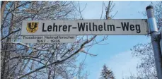  ?? FOTO: WALTER HAAS ?? Dieses Schild in Gauger-Nähe weist auf den Trossinger Heimatfors­cher hin.