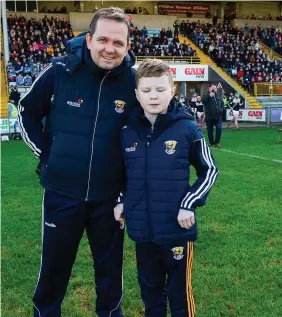  ?? PHOTO: SPORTSFILE ?? Helping hand: Wexford manager Davy Fitzgerald with Michael O’Brien in Wexford Park yesterday.